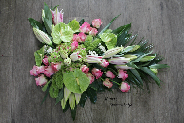 Rouwbloemstuk op groepen