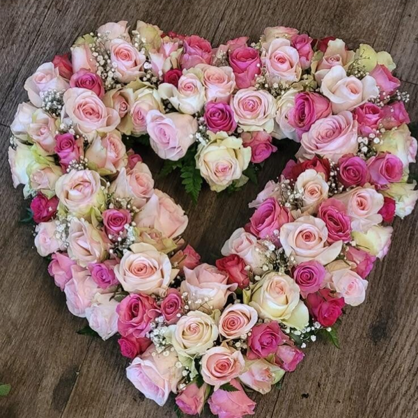 Rouwbloemstuk open hart