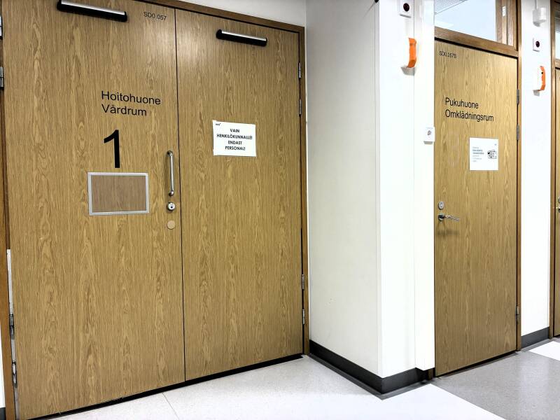 Syöpäkeskuksen sädehoito-osaston hoitohuoneen ja pukuhuoneen ovien kuva