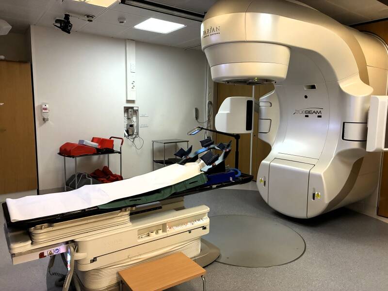 Sädehoitolaite ja hoitopöytä