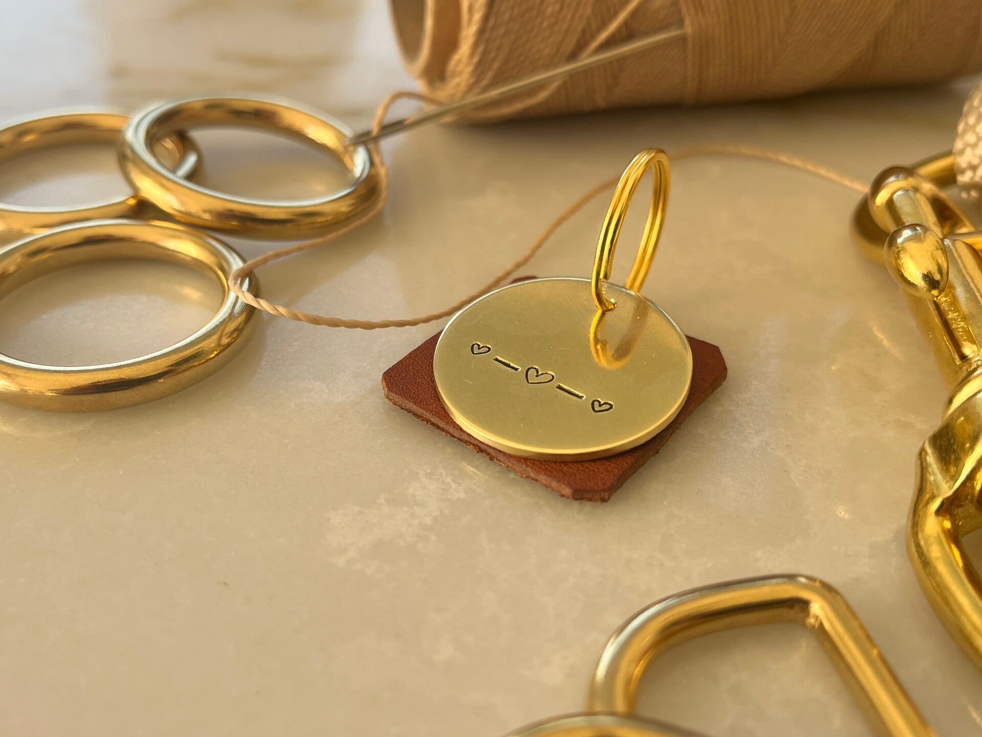 Messing hondenpenning 28mm | Handgemaakt op Texel | LOVELY