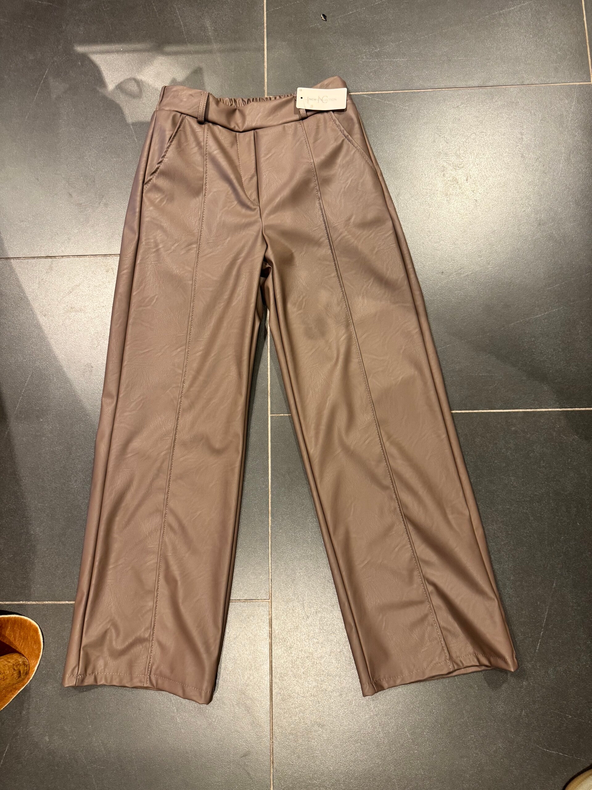 Leatherlook broek taupe