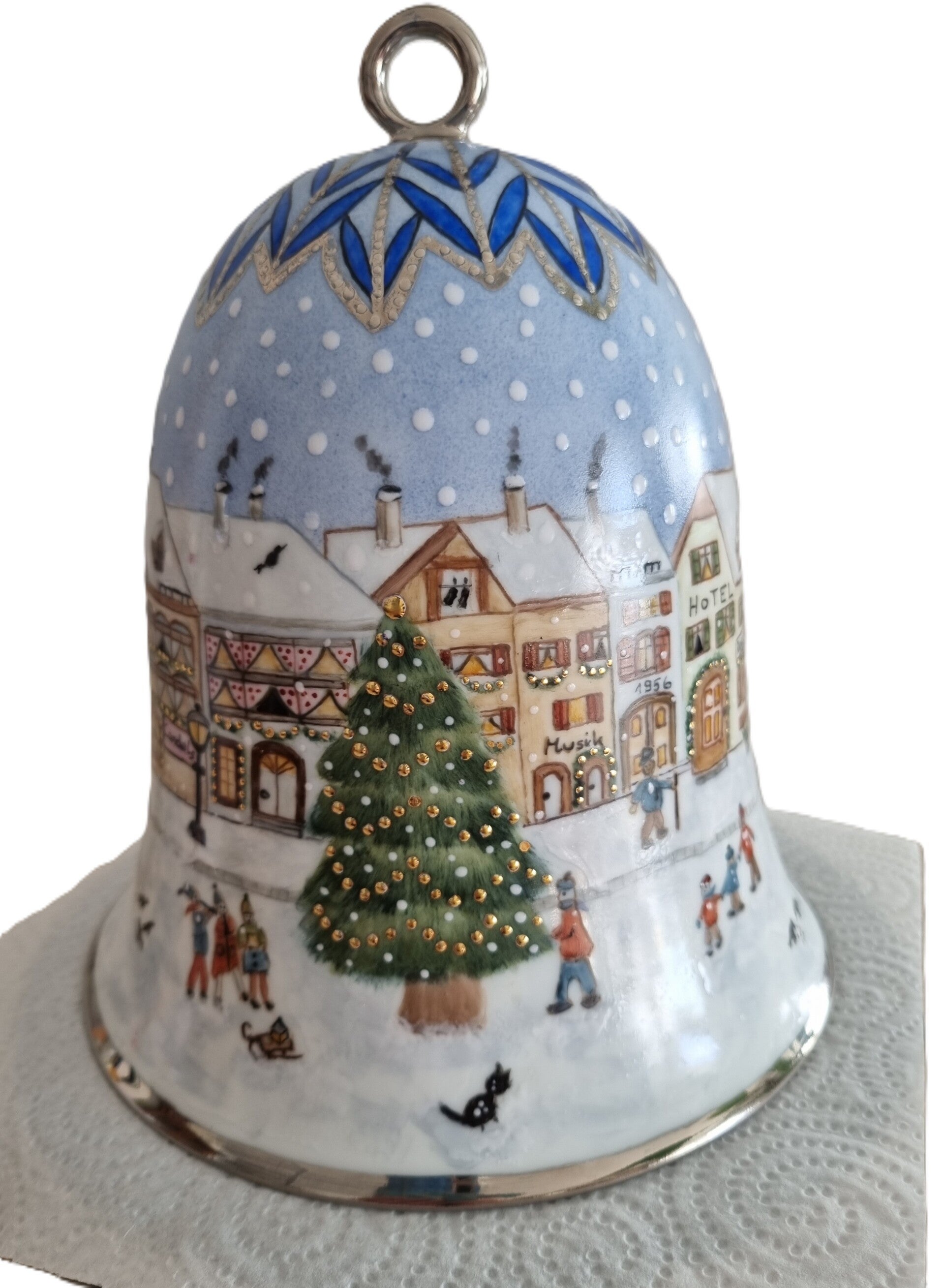 Handbemalte Porzellanglocke mit verschneitem Winterdorf und Weihnachtsbaum