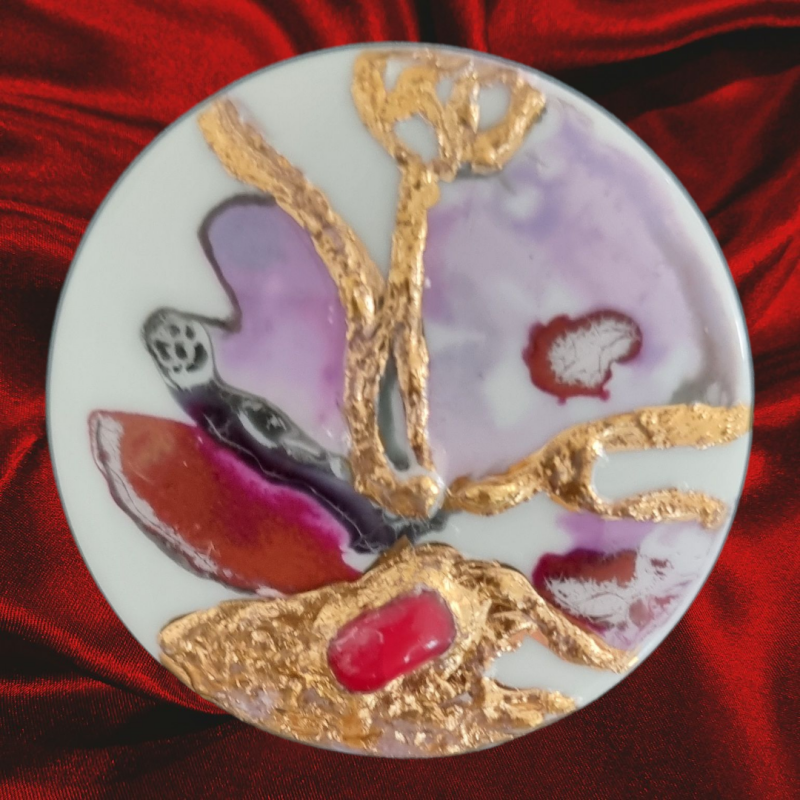 Handbemalte Porzellanbrosche mit abstraktem farbigem Motiv und Golddekor