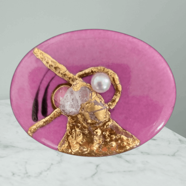 Elegante Porzellanbrosche oval mit Goldrelief & Kunstperle