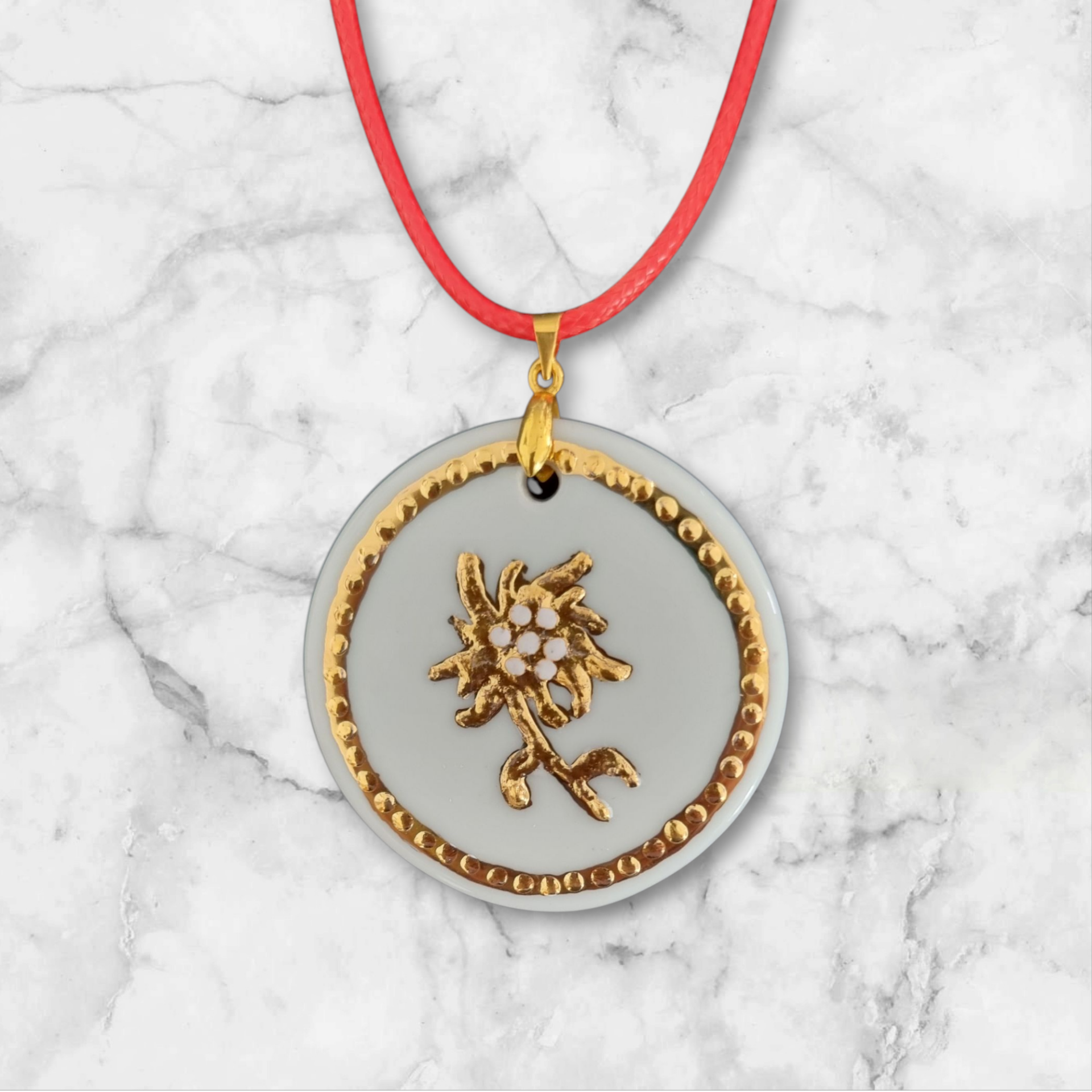Runder handbemalter Porzellananhänger mit goldenem Edelweiss und Golddekor