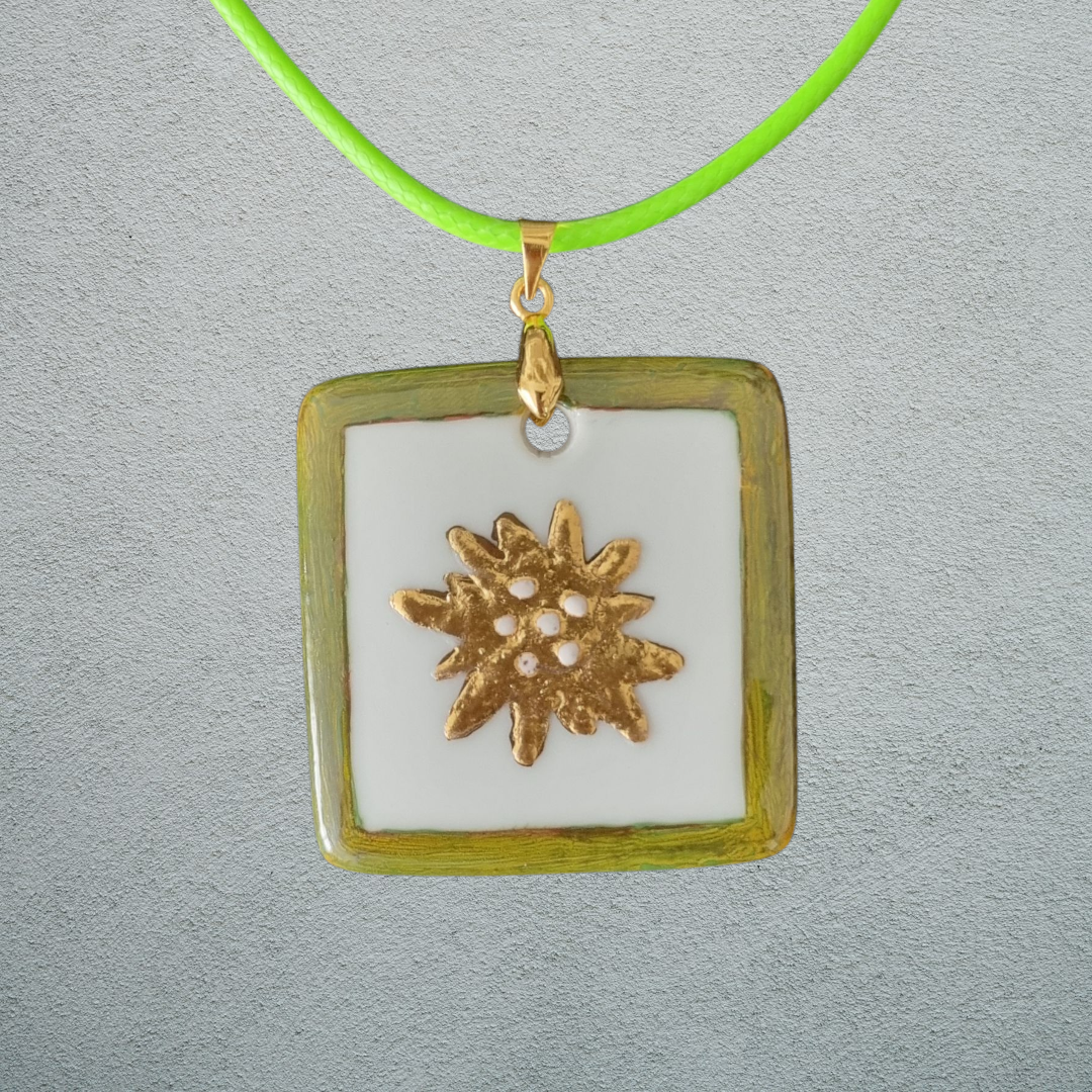 Quadratischer handbemalter Porzellananhänger mit goldenem Edelweiss und grünem Rand