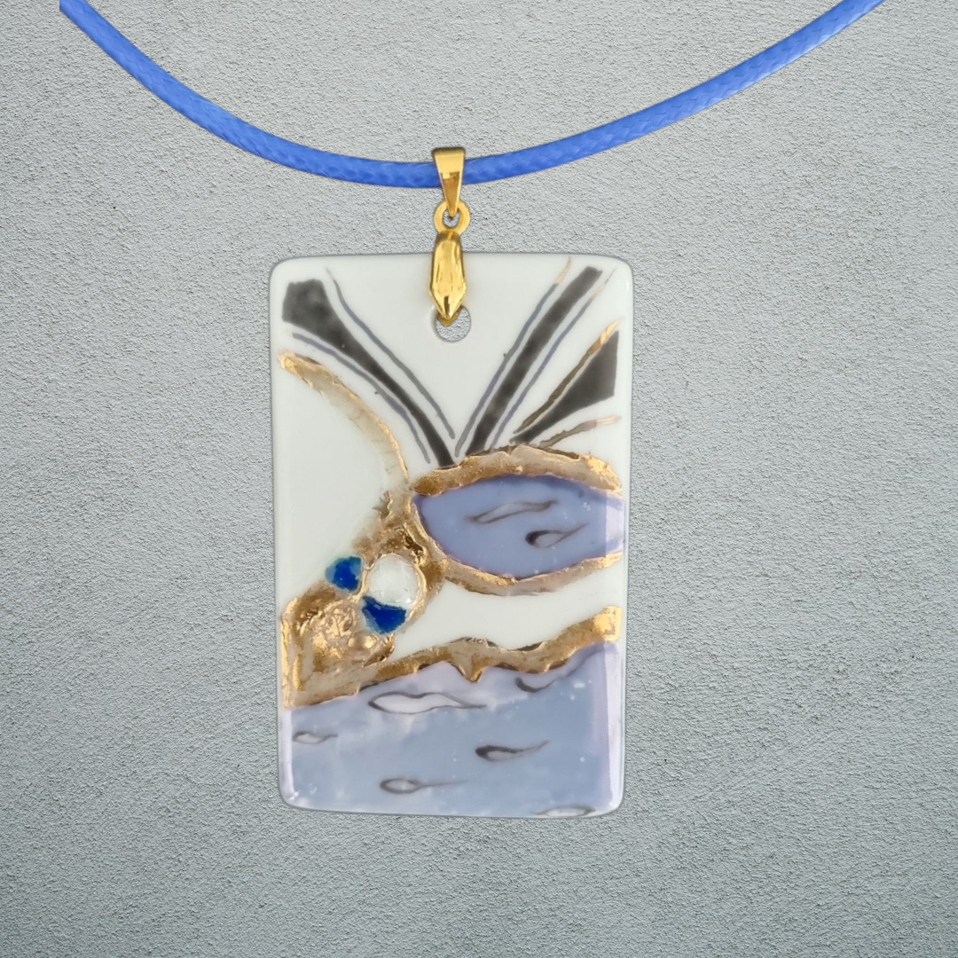 Rechteckiger Porzellananhänger mit abstraktem blau-grauem Motiv und Golddekor
