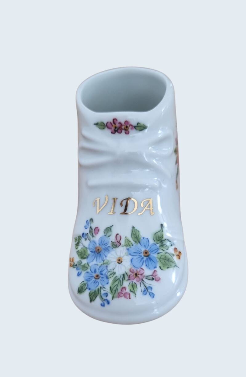 Handbemalter Porzellan-Babyschuh mit buntem Blumenmotiv und Goldschrift – Vorderansicht