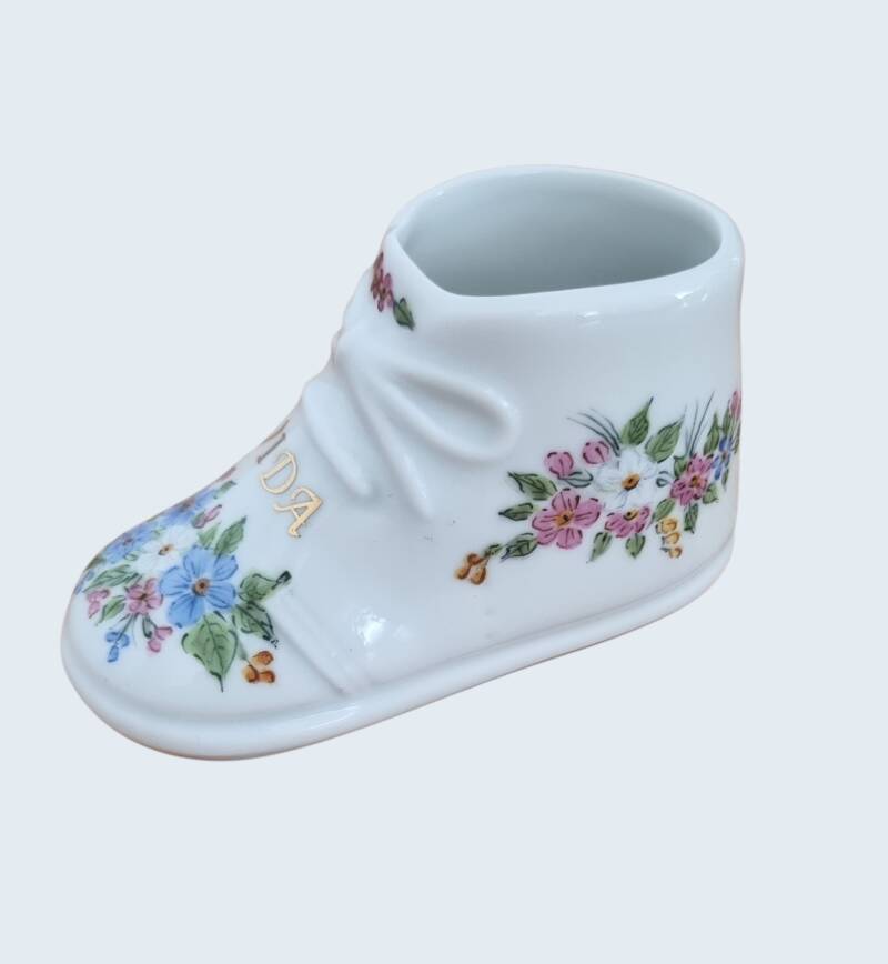 Handbemalter Porzellan-Babyschuh mit bunten Blumen und Goldschrift – Seitenansicht