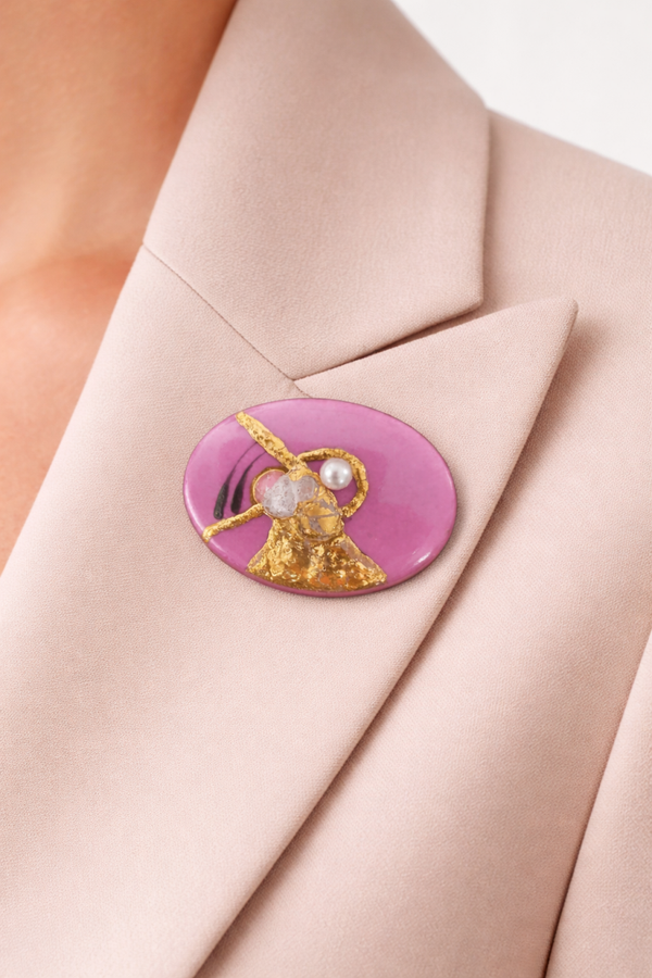 Elegante Porzellanbrosche oval mit Goldrelief & Kunstperle