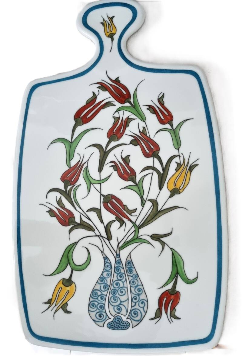 Handbemaltes Porzellan-Käsebrett mit stilisierten Blumen – Schülerarbeit aus dem Porzellan-Malkurs