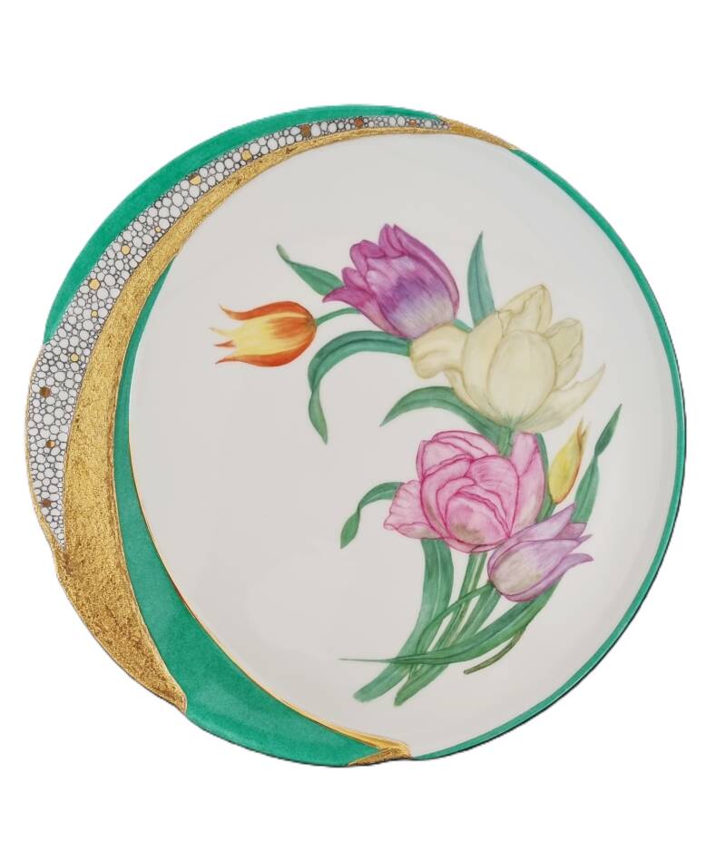 Handbemalter Porzellanteller mit farbigen Tulpen und Golddekor – Schülerarbeit