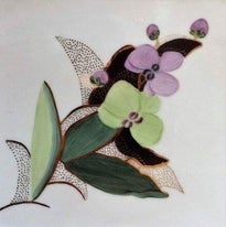 Ein Porzellan-Pfannenuntersetzer mit modernen Orchideen in Rosa und Gelb, umgeben von Fantasieblättern.