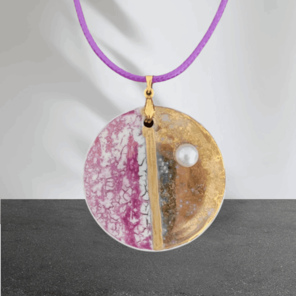 Runder Porzellananhänger lila & vergoldet mit Kunstperle, 5 cm