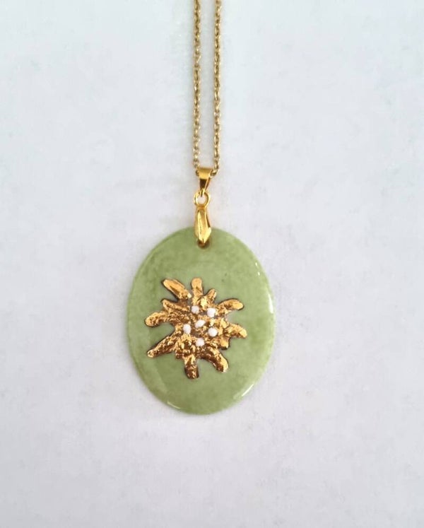 Ovaler Porzellananhänger mit vergoldetem Edelweiss-Relief, 4x3 cm