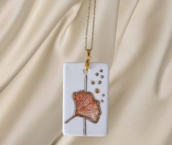 Porzellananhänger «Golden Botanics – Modernes Ginkgoblatt»