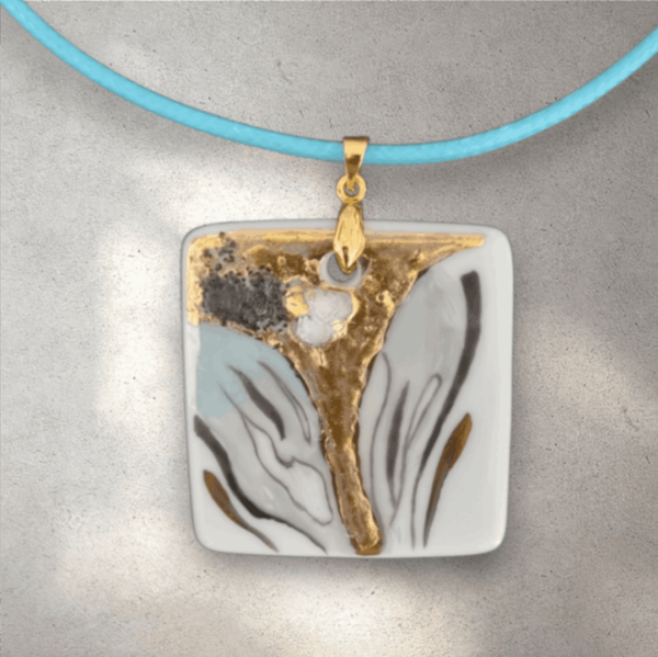 Porzellananhänger hellblau, quadratisch 4×4 cm – vergoldet, mit Kette