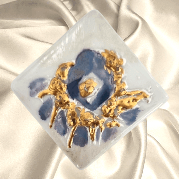 Quadratische Porzellan-Brosche mit Goldrelief – stilvoll & künstlerisch