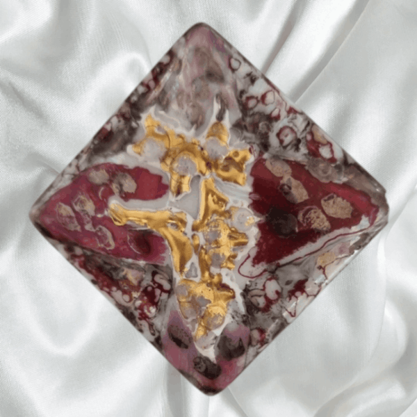 Porzellanbrosche violett mit Goldrelief – Quadratisch & zeitloses Schmuckunikat, 3x3 cm