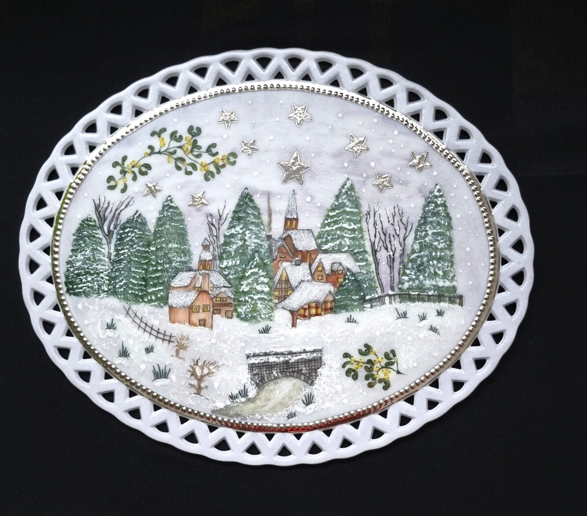 Handbemalte Porzellanplatte mit verschneiter Winterlandschaft und Golddekor