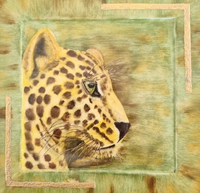 Handgemaltes Leopardenportrait auf Porzellan mit dekorativem grünem Hintergrund