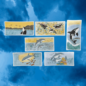 Handbemalte Porzellanschälchen mit maritimen Delfin- und Walmotiven, individuelle Anfertigung als Kundenauftrag, dekoratives maritimes Porzellan.