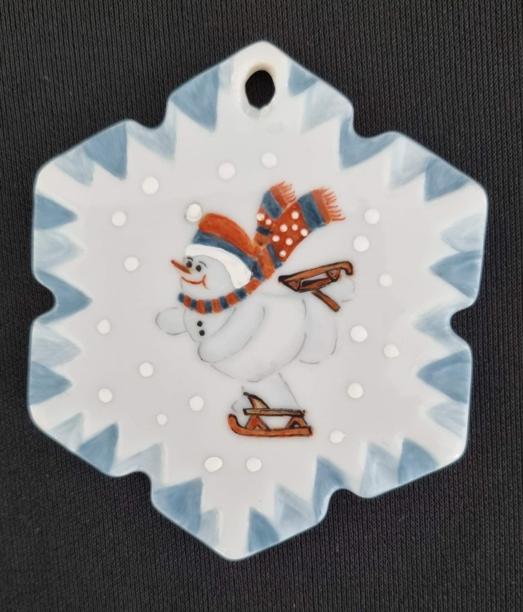 Handbemalter Porzellananhänger mit Schneemann auf Schlittschuhen