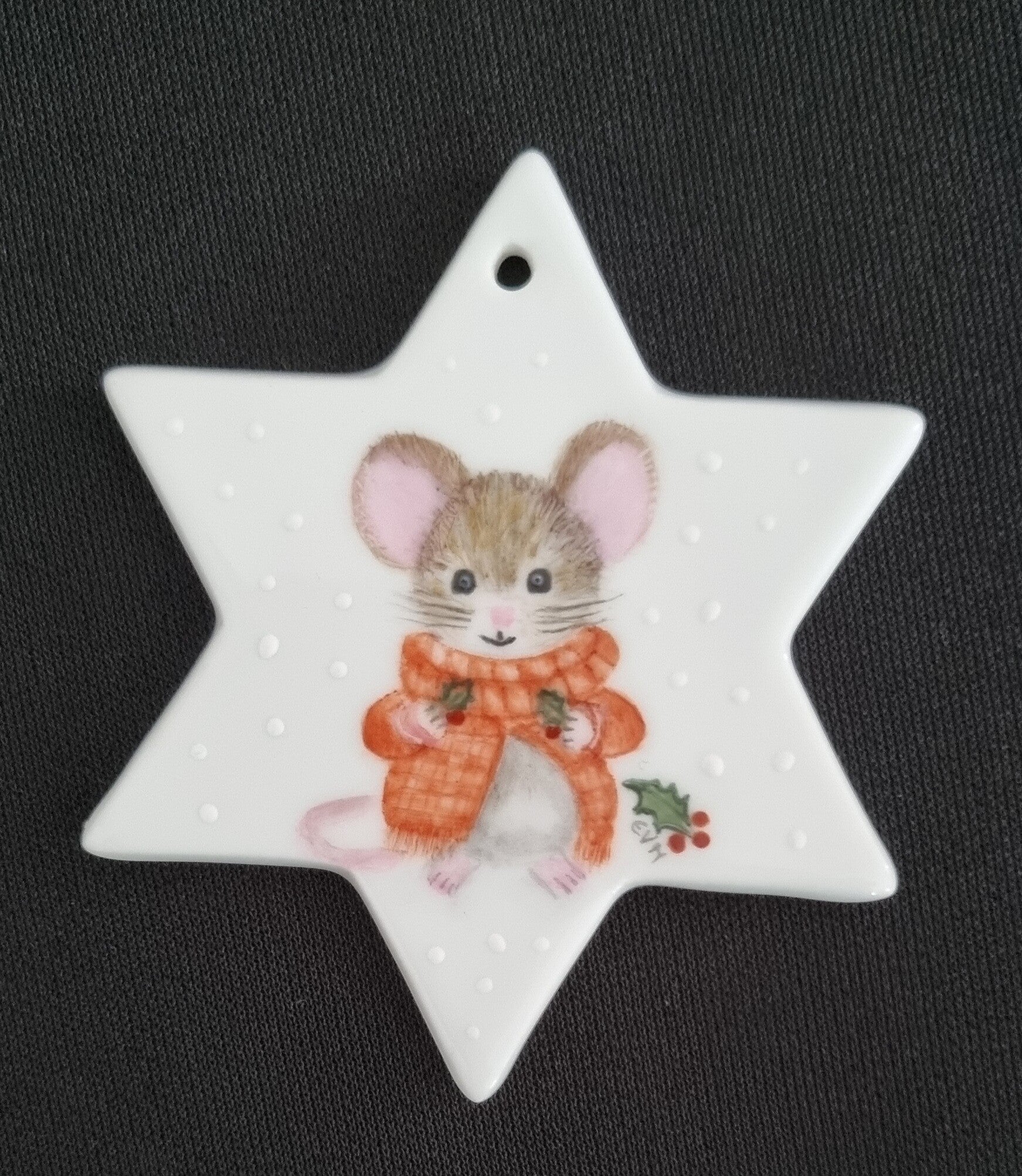 Handbemalter Porzellanstern mit Weihnachtsmaus und Schneeflocken