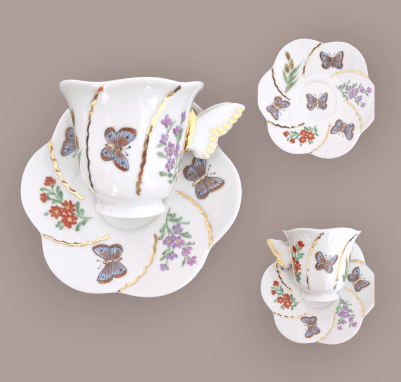 Tasse mit Schmetterling und zarten Blumen und Golddekor
