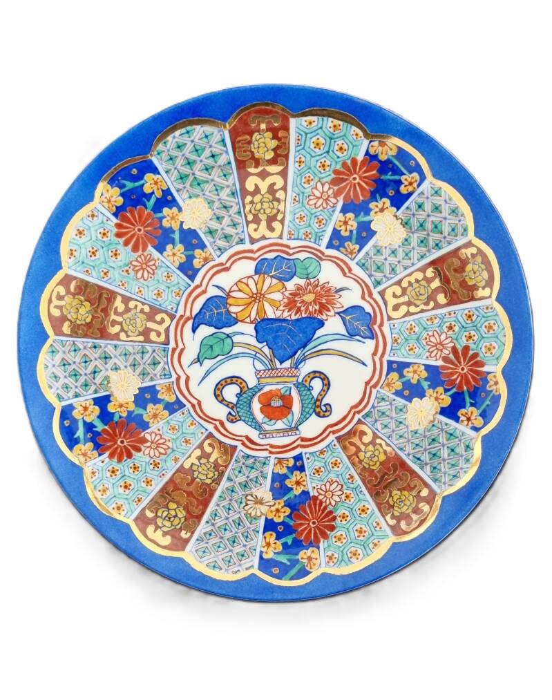 Handbemalter Porzellanteller im Imari-Stil mit floralen Ornamenten und Golddekor – Schülerarbeit