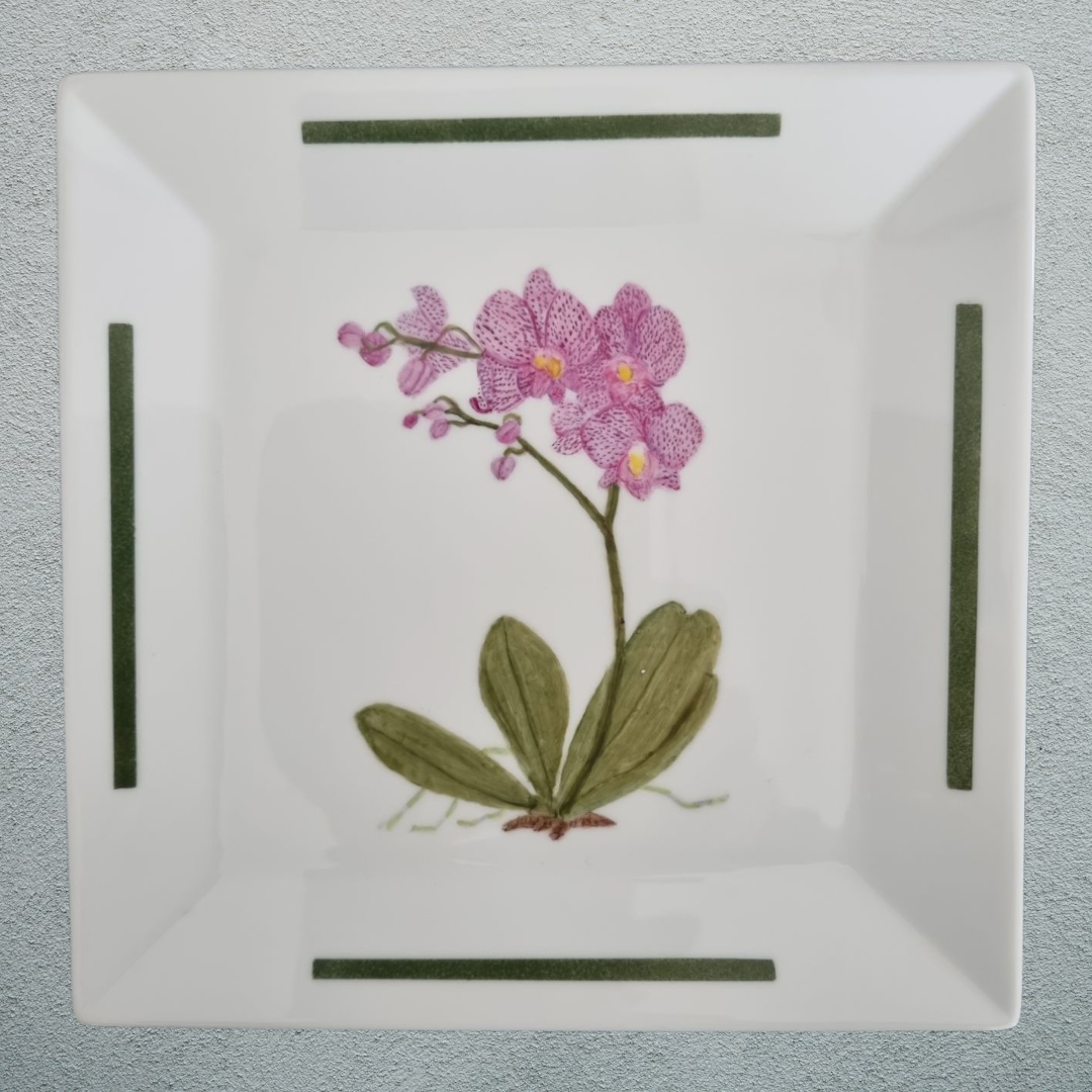 Quadratischer Porzellanteller mit handgemalter rosa Orchidee – Schülerarbeit aus dem Porzellan-Malkurs