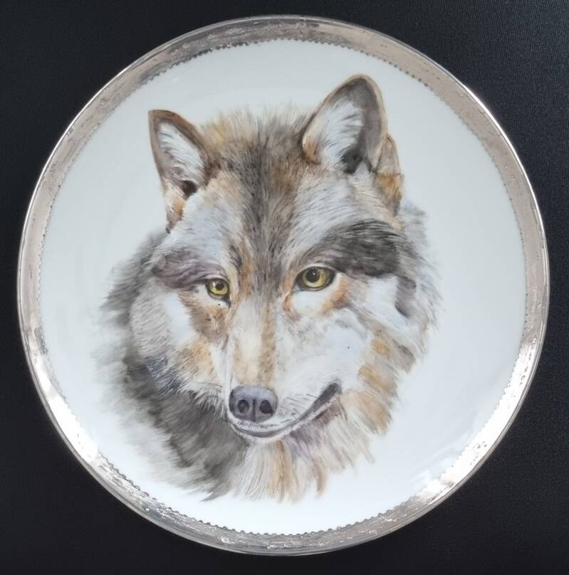 Handbemalter Porzellanteller mit detailreichem Wolfsportrait und Platinrand