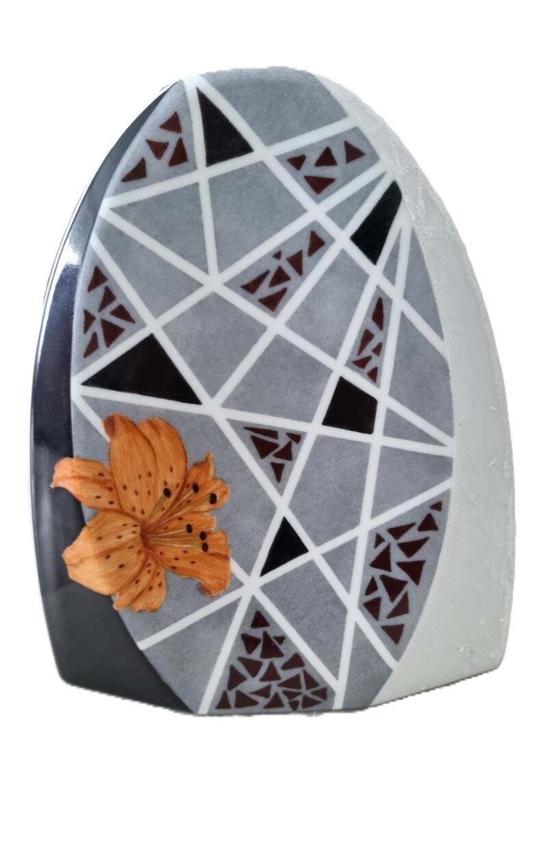 Handbemalte Porzellanvase mit orangefarbener Lilie und modernem geometrischem Muster – Schülerarbeit