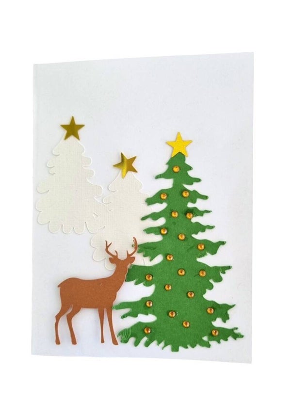 Weihnachtskarte mit Hirsch und Weihnachtsbäumen