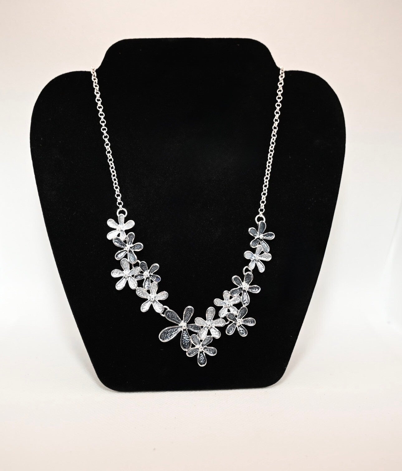 Daisy Enamel Statement Necklace in Silver and Grey Tones - Elegant Floral Design for Women's Fashion