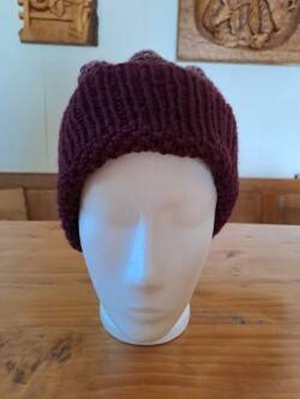 Bordeauxrote handgestrickte Wollmütze