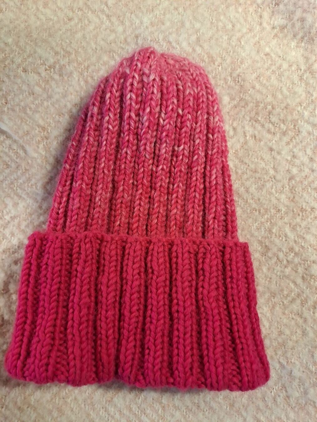 Handgestrickte Wintermütze "Himbeere"