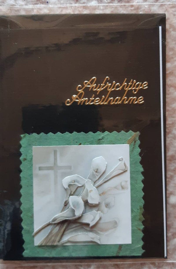 Kondolenzkarte mit Calla-Strauss und goldener Prägung