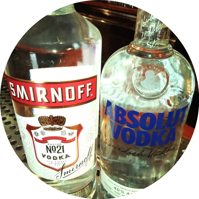 Disfruta de un Smirnoff o Absolut con tu "mixer" favorito.