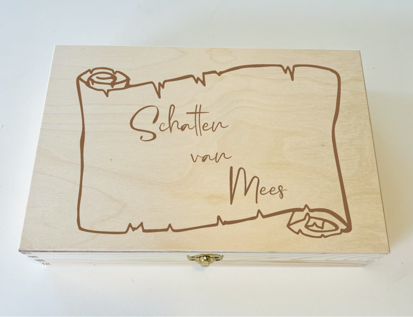 Houten schatkist met naam en schatkaart