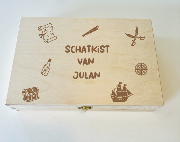 Houten schatkist met naam en piraten