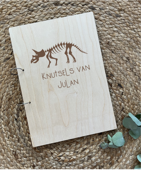 Houten bewaarboek A4 met naam Dino