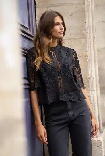 Kanten topje met korte mouw - ZWART