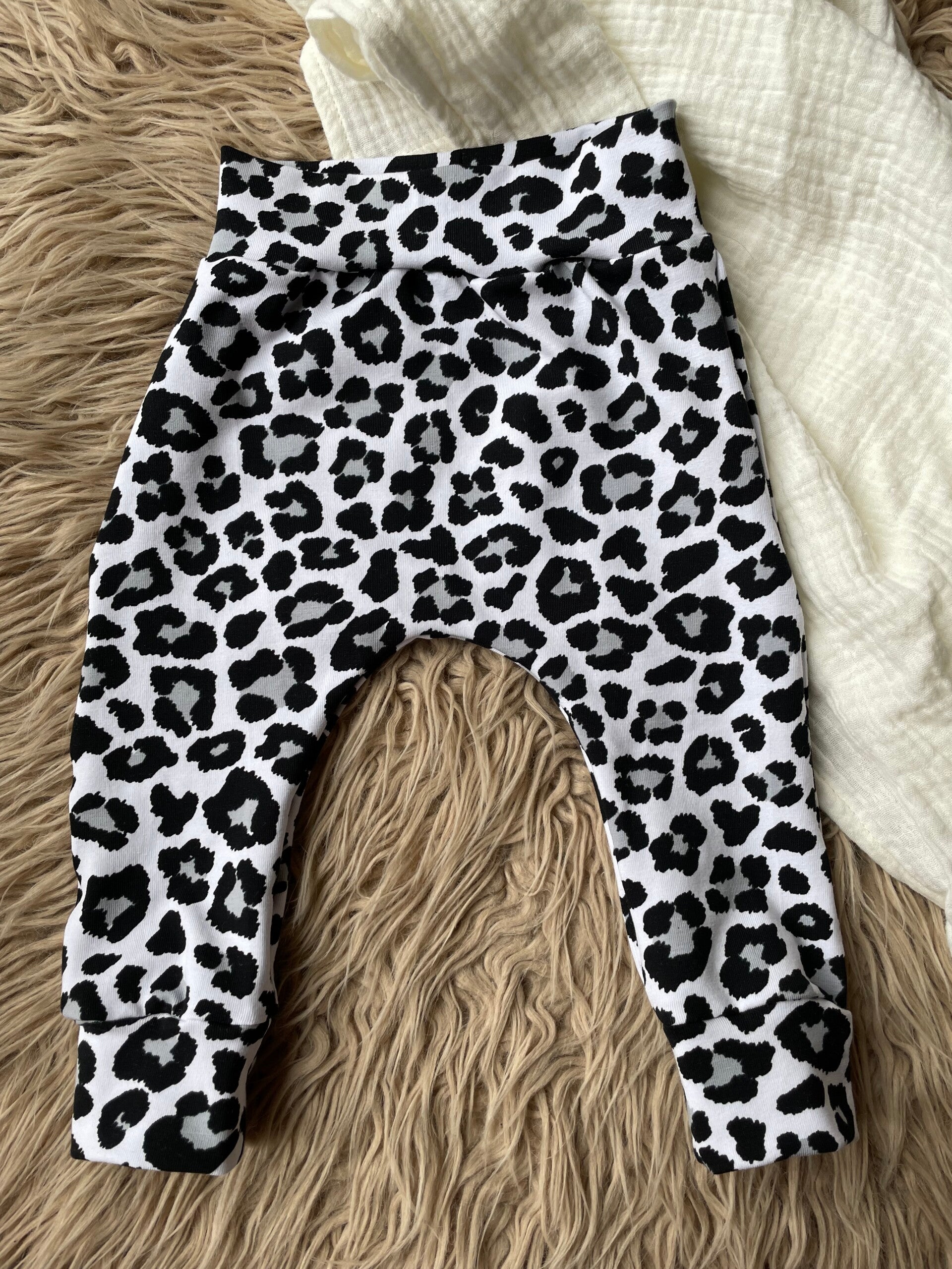 Broekje 68 - panter grijstint