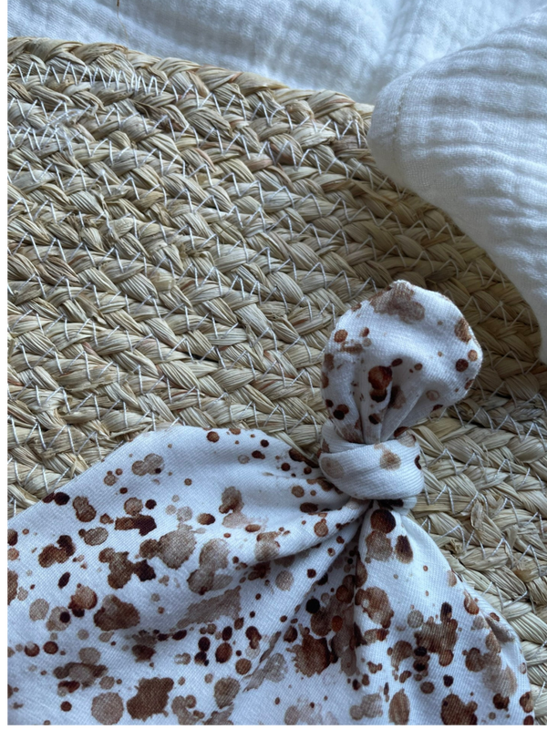 Knoopmutsje 56 - cognac stip