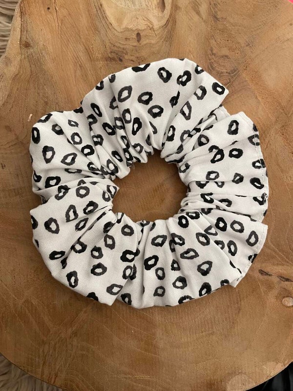 scrunchie - witte panterprint