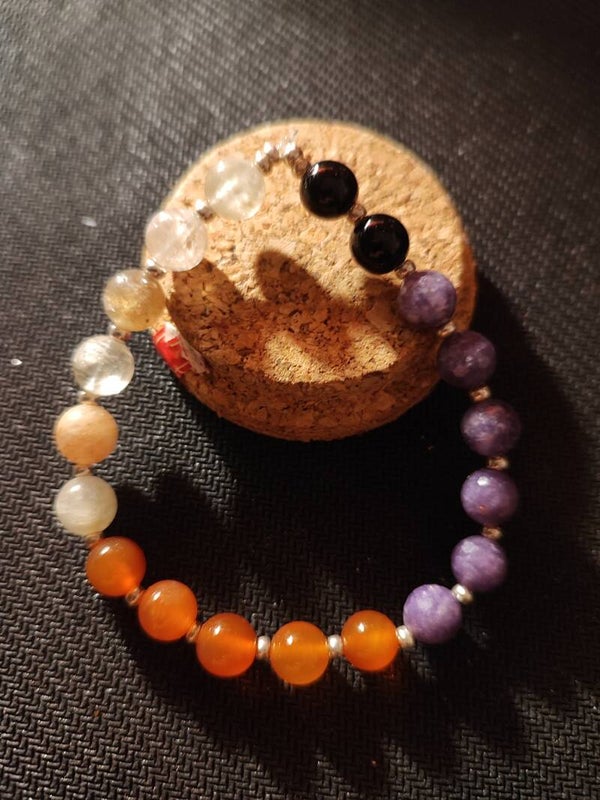 Onyx, lepidolite, cornaline et pierre de soleil