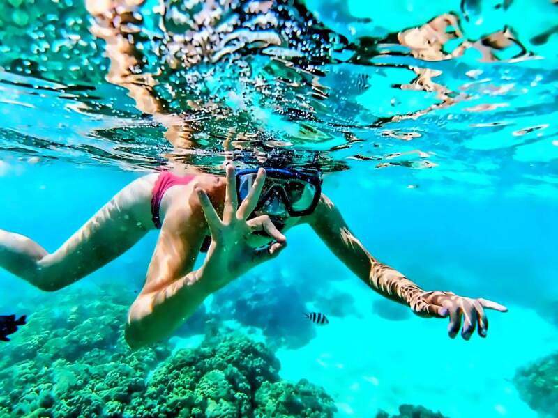 Schnorcheln zwischen tropischen Fischen und Korallen vor Mauritius