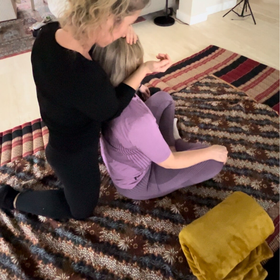 Een dame ontvangt Thaise yogamassage door een yogamassage masseur